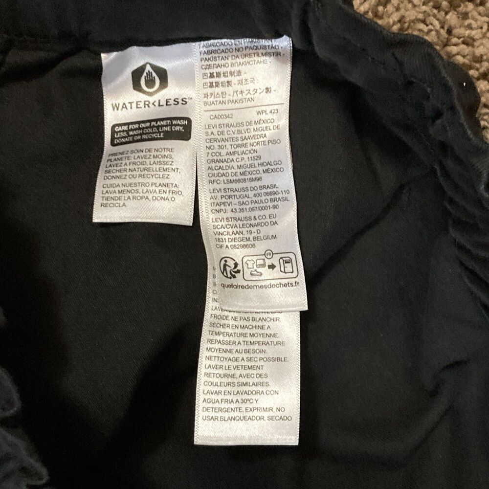 Levi’s Women's Mid-Rise Essential Black Jogger Pants Size Small - Picture 4 of 6